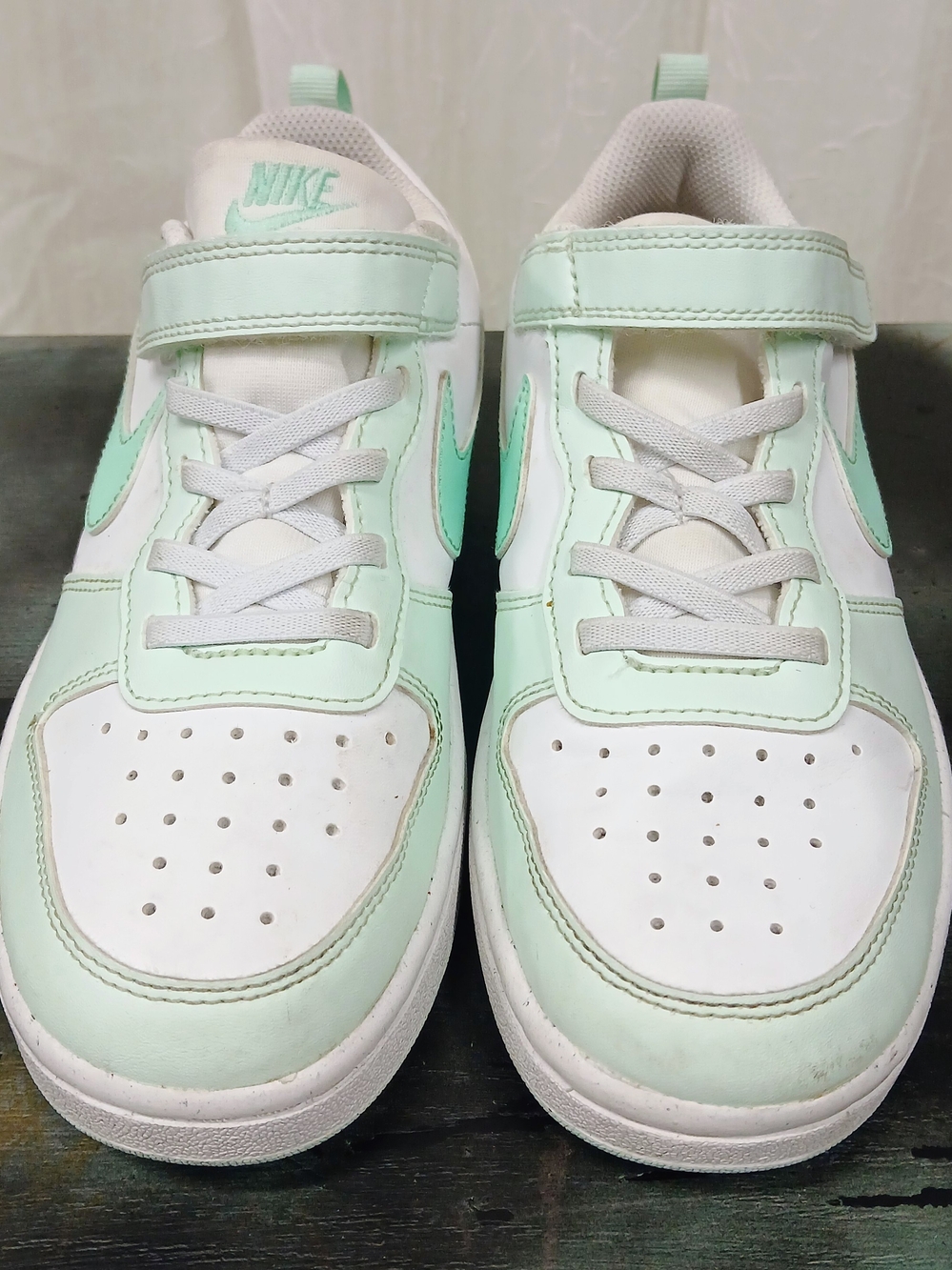 Nike Kids Mint Green and White Low-Top Sneakers with Strap